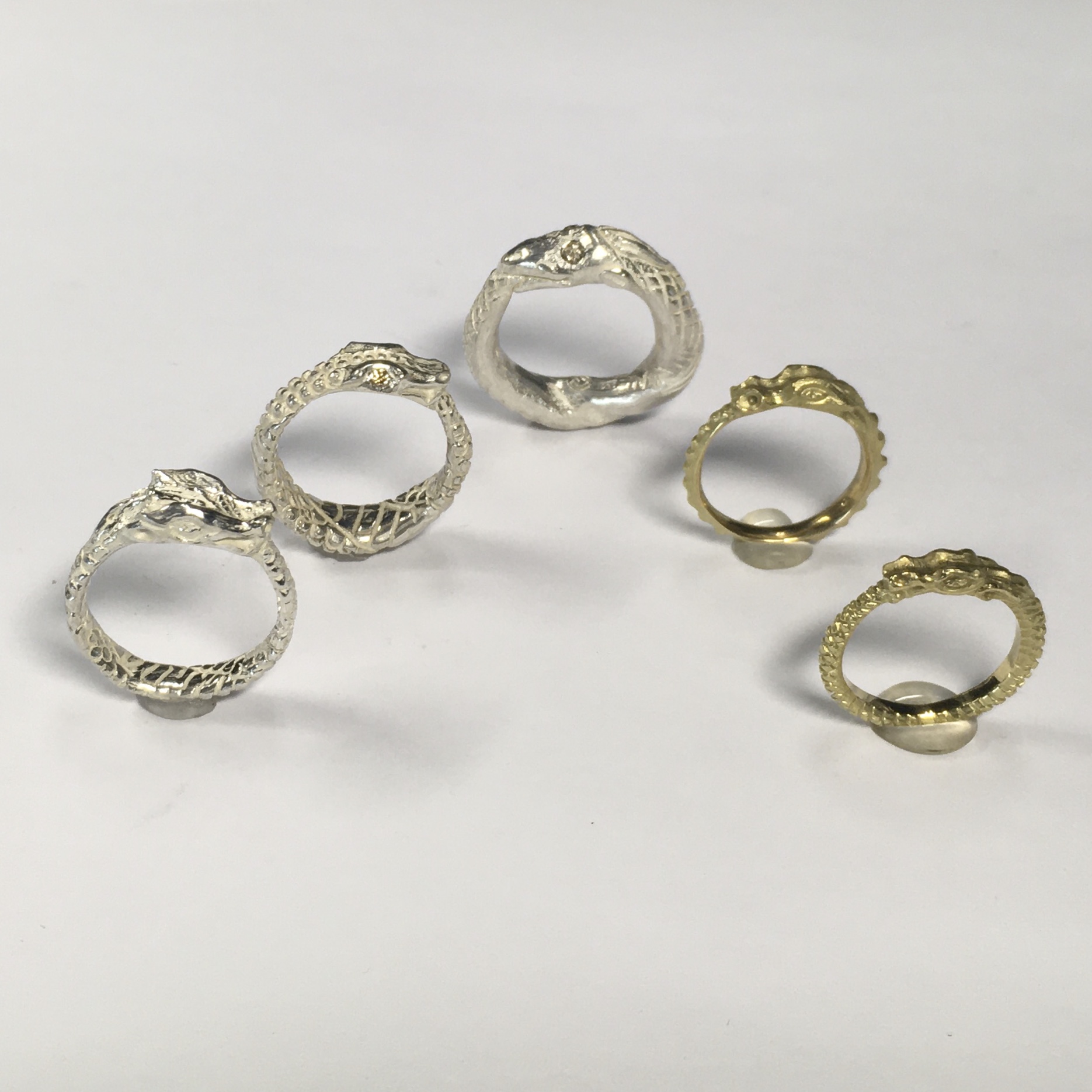 „Ouroborus“ Schwanzverzehrer, Gold, Silber, Brillanten, Diamanten